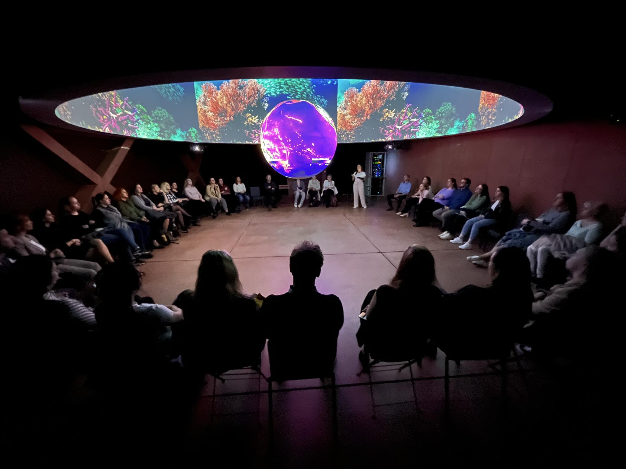 Kaligrafie, kuličková dráha i Science on a Sphere na první dubnový víkend